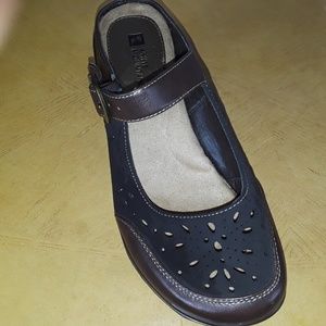 White Mountain size 7 shoes